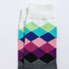 Chaussettes hautes pour homme. Motif losange. Version grise et version bleu. Dégradé de couleurs sur les motifs losange. 