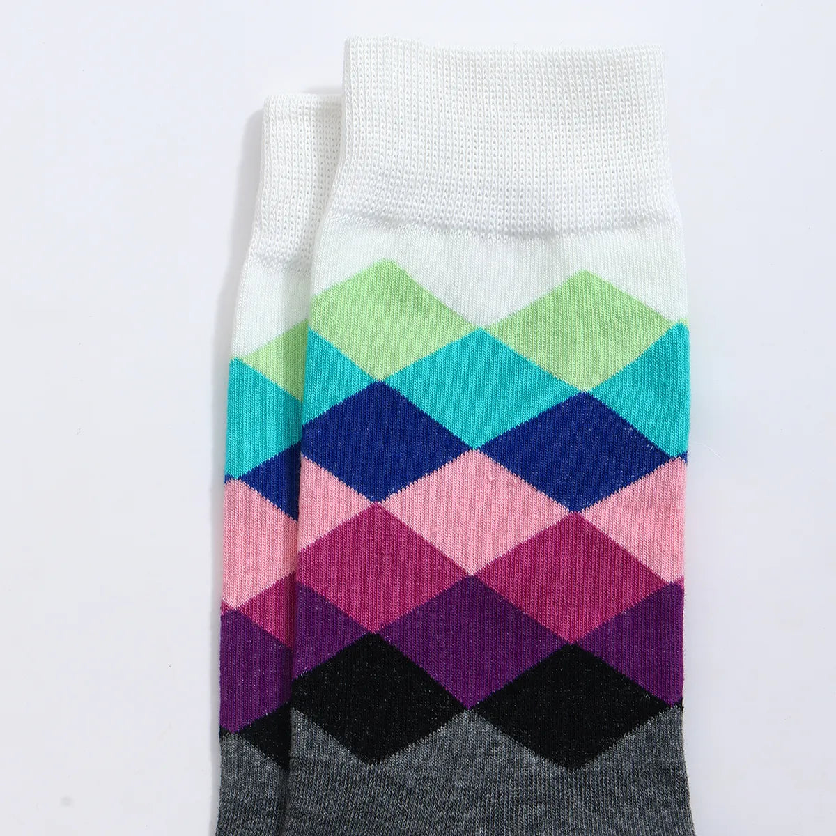 Chaussettes hautes pour homme. Motif losange. Version grise et version bleu. Dégradé de couleurs sur les motifs losange. 