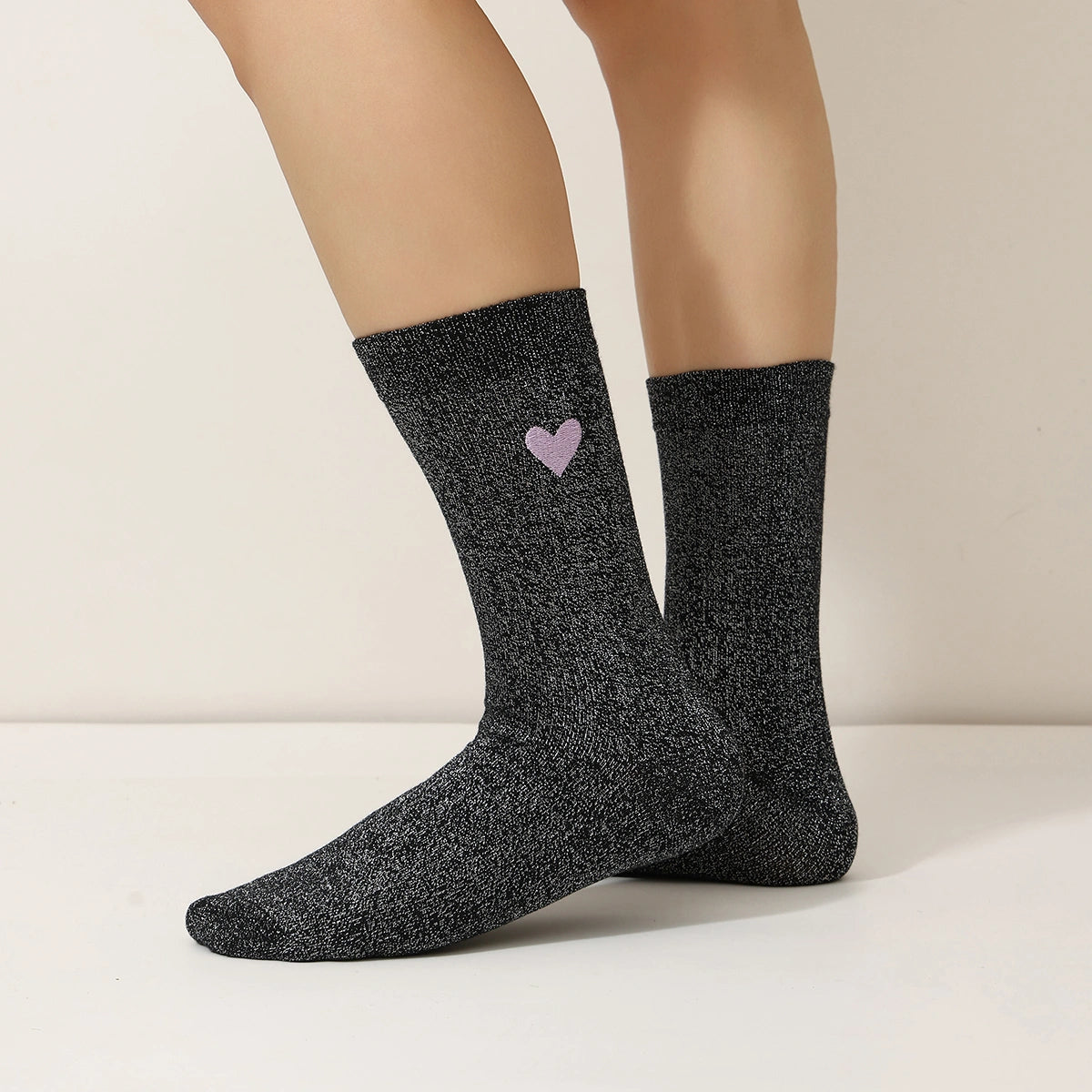 Chaussettes hautes noir fil lurex argenté, coeur brodé mauve, jaune ou rouge 