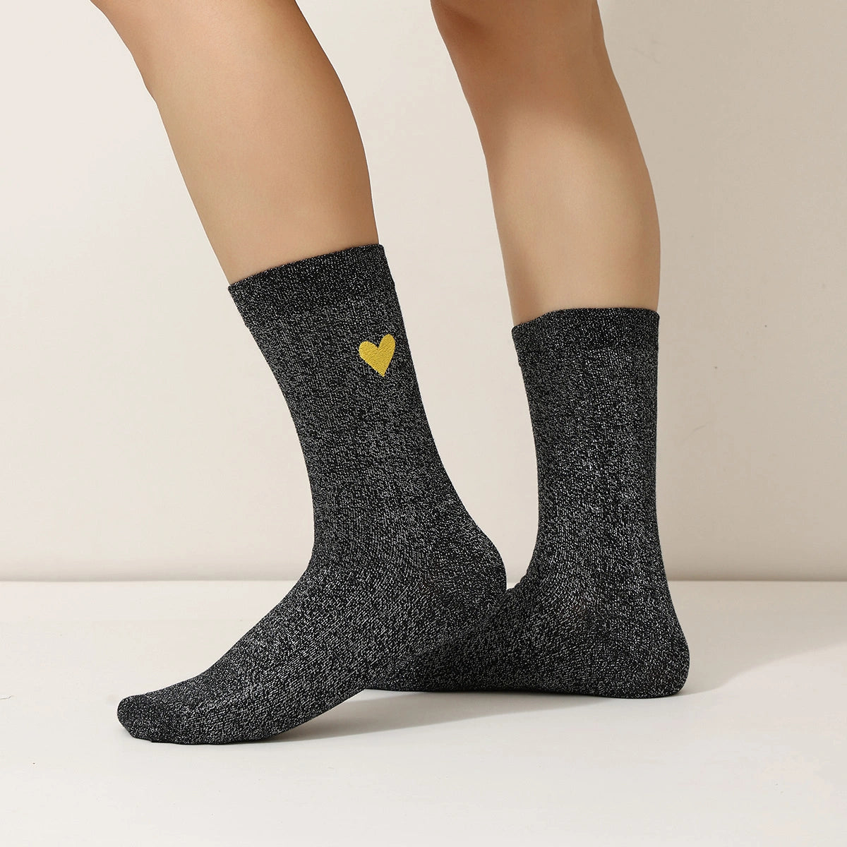Chaussettes hautes noir fil lurex argenté, coeur brodé mauve, jaune ou rouge 