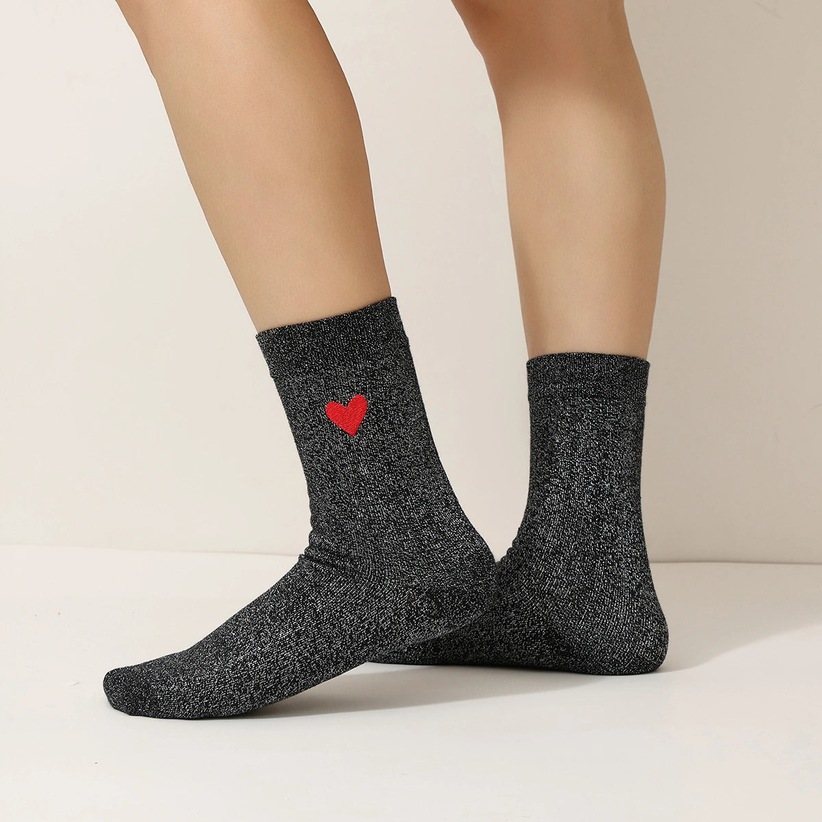 Chaussettes hautes noir fil lurex argenté, coeur brodé mauve, jaune ou rouge 