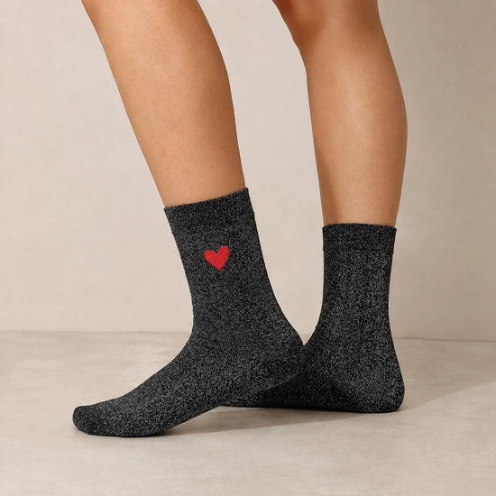 Chaussettes hautes noir fil lurex argenté, coeur brodé rouge 