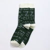 Chaussettes hautes pour homme. Motif calculs mathématiques. Fond vert foncé. Motif, pointe, talon et haut de tige blancs. 