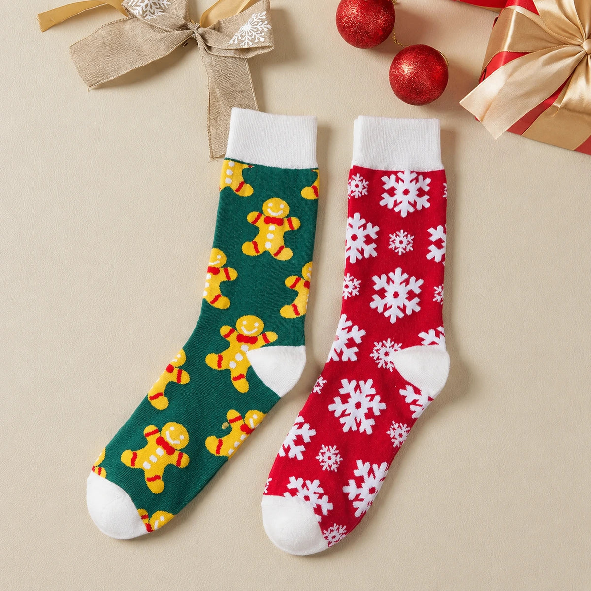 Chaussettes hautes de Noël avec motifs festifs : flocon de neige et bonhomme pain d'épice. Douces, chaudes et stylées pour un hiver cosy et un look joyeux à Noël.