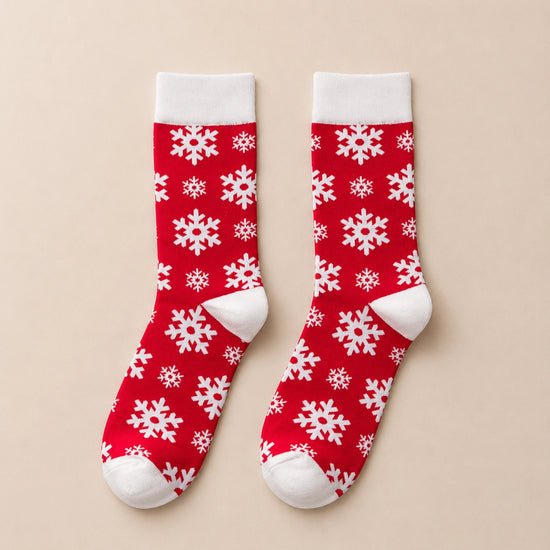 Chaussettes hautes de Noël avec motifs festifs : flocon de neige et bonhomme pain d'épice. Douces, chaudes et stylées pour un hiver cosy et un look joyeux à Noël.