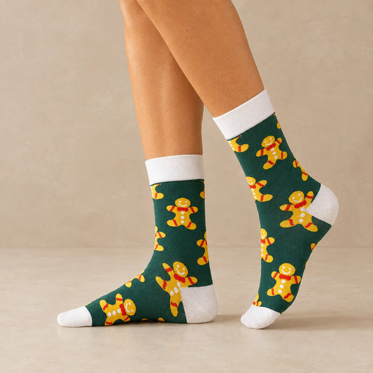 Chaussettes hautes de Noël avec motifs festifs : flocon de neige et bonhomme pain d'épice. Douces, chaudes et stylées pour un hiver cosy et un look joyeux à Noël.