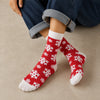 Chaussettes hautes de Noël avec motifs festifs : flocon de neige et bonhomme pain d'épice. Douces, chaudes et stylées pour un hiver cosy et un look joyeux à Noël.