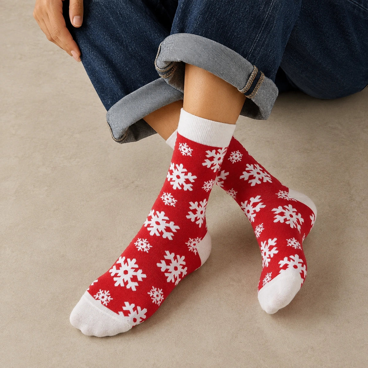 Chaussettes hautes de Noël avec motifs festifs : flocon de neige et bonhomme pain d'épice. Douces, chaudes et stylées pour un hiver cosy et un look joyeux à Noël.