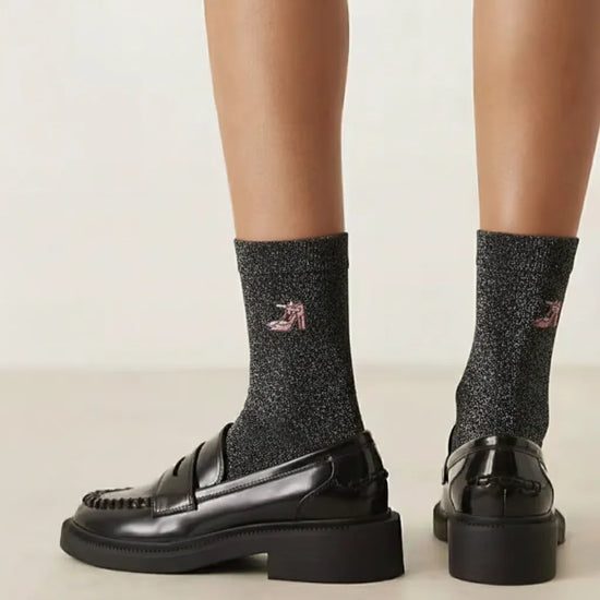 Chaussettes hautes lurex noir argenté. Motif festif brodé sur le côté : boule à facettes.