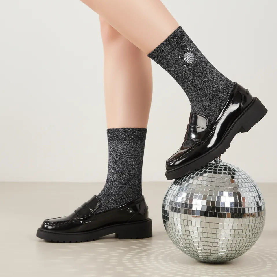 Chaussettes hautes lurex noir argenté. Motif festif brodé sur le côté : boule à facettes.