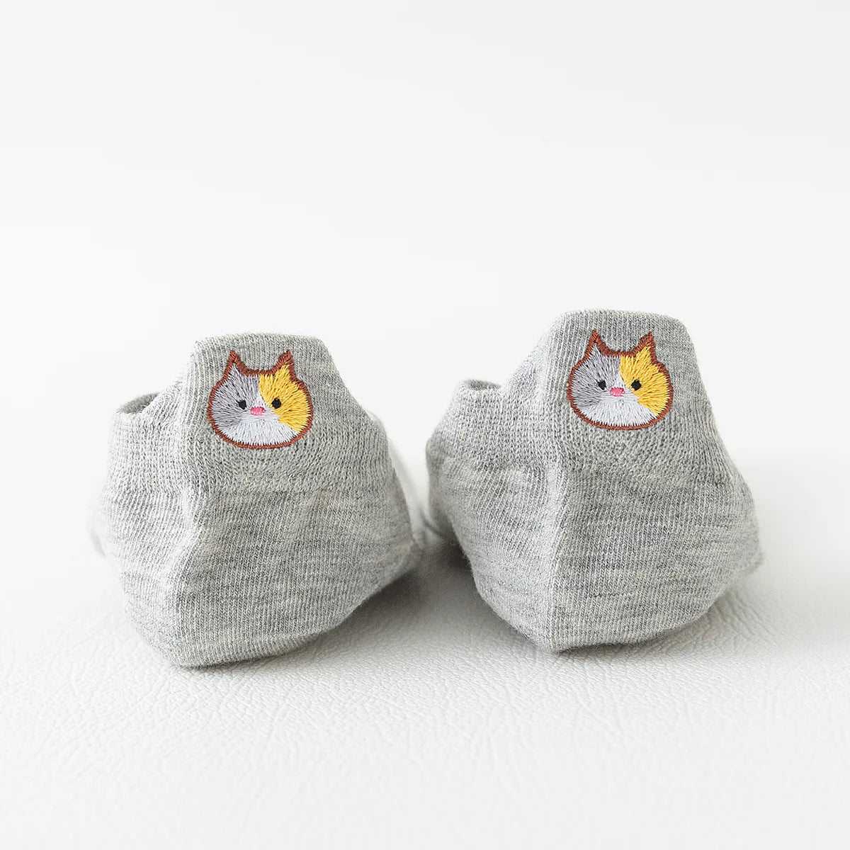 Chaussettes grises en coton à languette chat pour femme | Chaussettes confortables et élégantes | Idéales pour le quotidien ou les occasions spéciales | Disponibles en plusieurs couleurs et tailles