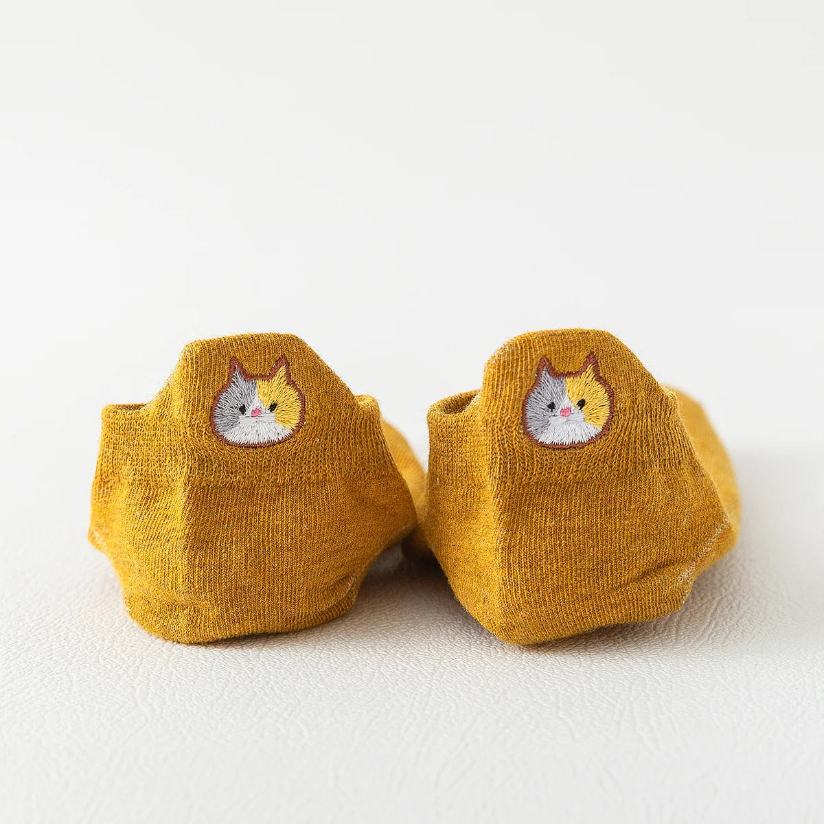 Chaussettes jaunes en coton à languette chat pour femme | Chaussettes confortables et élégantes | Idéales pour le quotidien ou les occasions spéciales | Disponibles en plusieurs couleurs et taillesplusieurs couleurs et tailles