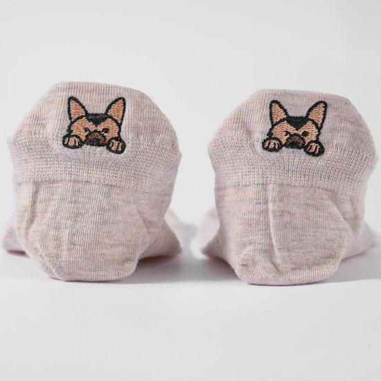 Chaussettes basses motif chien ou chat brodé sur la languette. Disponible en 4 coloris : blanc, beige, gris, noir.