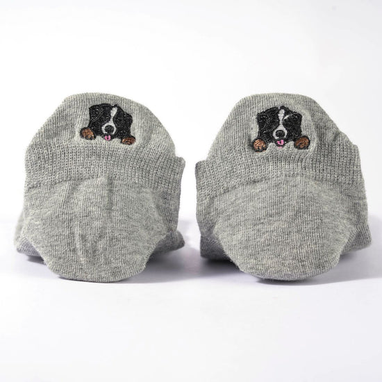 Chaussettes basses motif chien ou chat brodé sur la languette. Disponible en 4 coloris : blanc, beige, gris, noir.