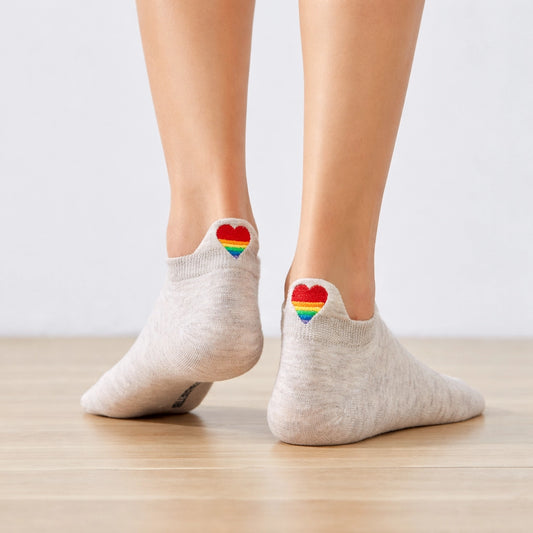 Chaussettes avec languette cœur arc-en-ciel.
