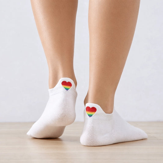 Chaussettes avec languette cœur arc-en-ciel.