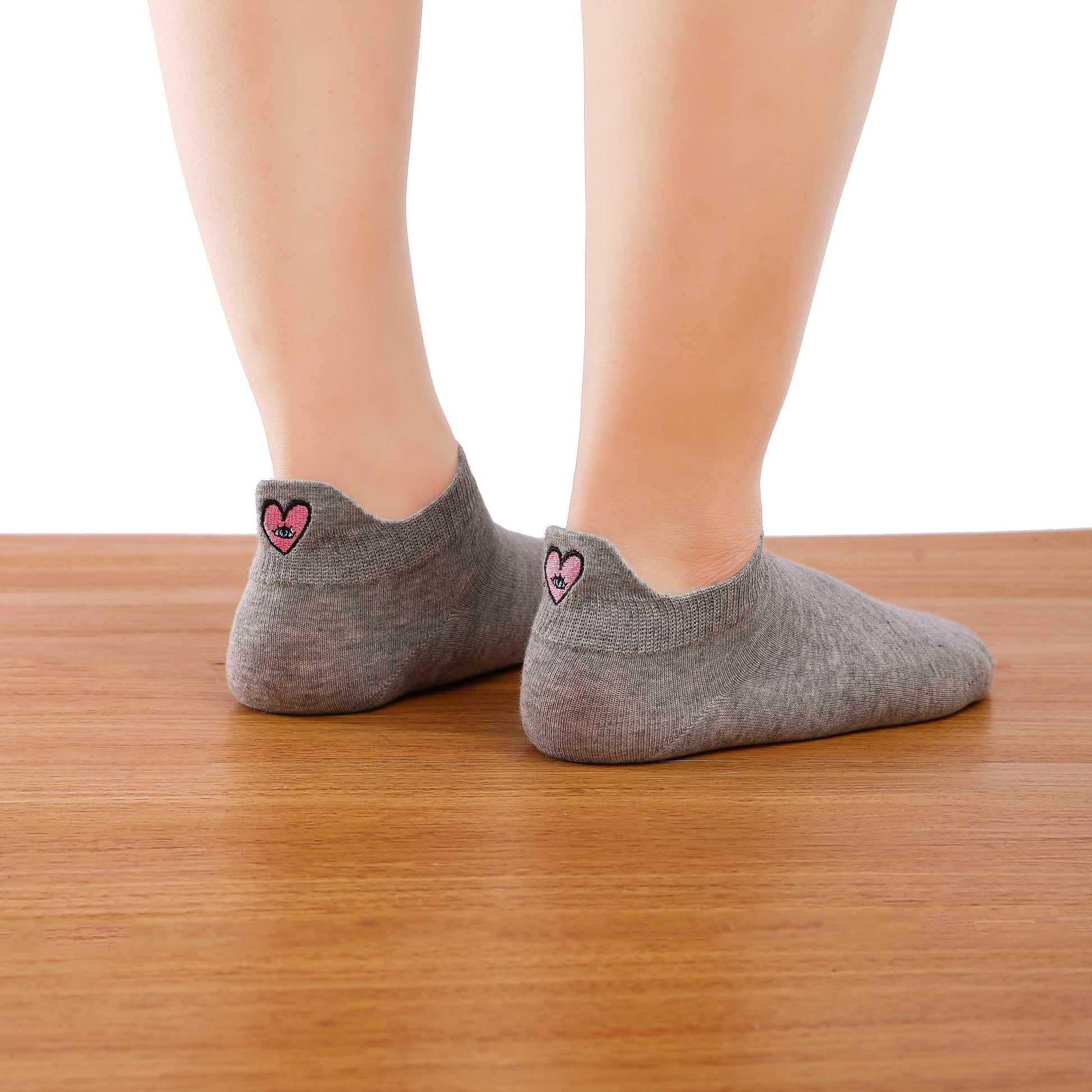 chaussette languettes coeur rose avec un oeil vue de côté