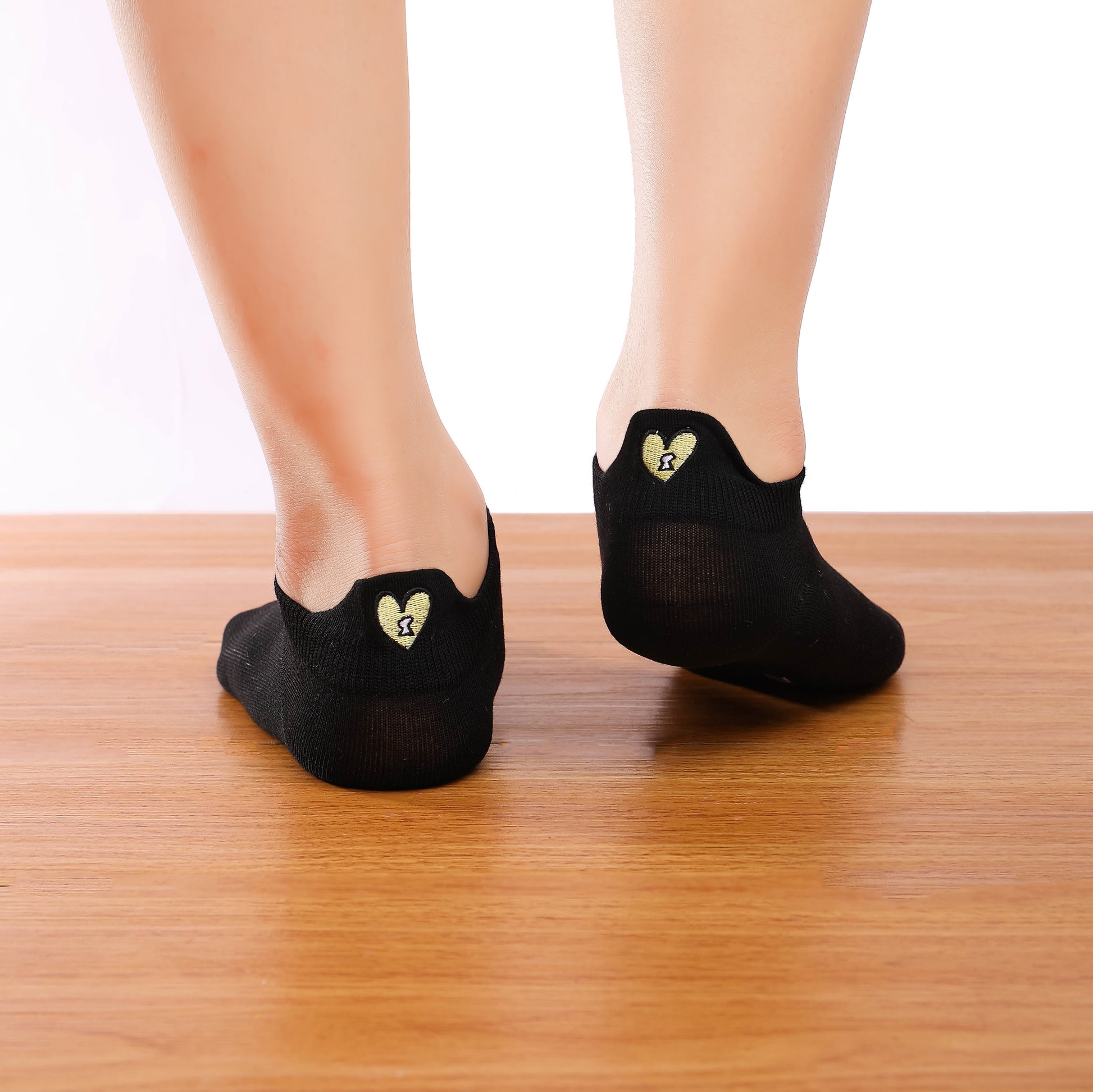 chaussettes languettes noires avec coeur doré et serrure