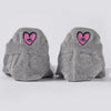 zoom sur les languettes chaussettes grises coeurs roses avec oeil 