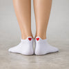 Chaussettes blanche en coton à languette cœur rouge pour femme | Chaussettes douces et respirantes | Fabriquées à partir de matériaux de haute qualité | Un cadeau parfait pour les femmes de tous âges