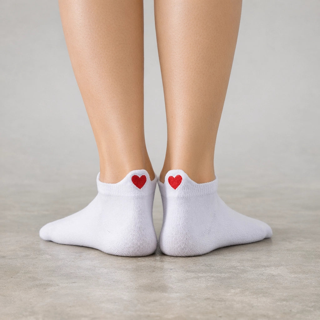 Chaussettes blanche en coton à languette cœur rouge pour femme | Chaussettes douces et respirantes | Fabriquées à partir de matériaux de haute qualité | Un cadeau parfait pour les femmes de tous âges