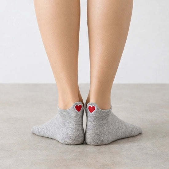 Chaussettes grises en coton à languette cœur rouge pour femme | Chaussettes douces et respirantes | Fabriquées à partir de matériaux de haute qualité | Un cadeau parfait pour les femmes de tous âges