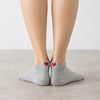Chaussettes grises en coton à languette cœur rouge pour femme | Chaussettes douces et respirantes | Fabriquées à partir de matériaux de haute qualité | Un cadeau parfait pour les femmes de tous âges