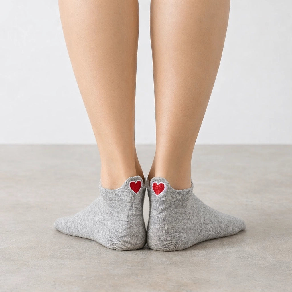 Chaussettes grises en coton à languette cœur rouge pour femme | Chaussettes douces et respirantes | Fabriquées à partir de matériaux de haute qualité | Un cadeau parfait pour les femmes de tous âges