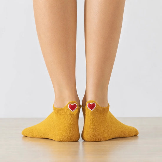 Chaussettes jaunes en coton à languette cœur rouge pour femme | Chaussettes douces et respirantes | Fabriquées à partir de matériaux de haute qualité | Un cadeau parfait pour les femmes de tous âges