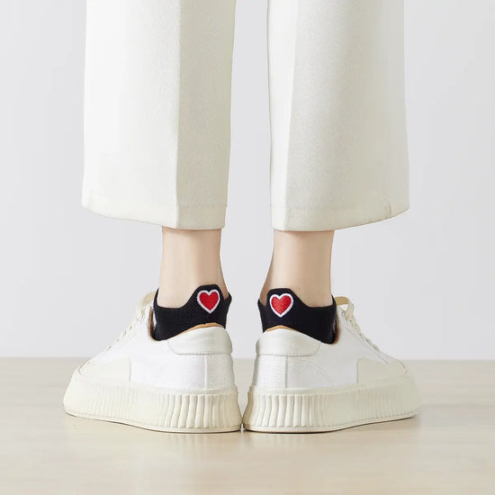 Chaussettes noir en coton à languette cœur rouge pour femme | Chaussettes douces et respirantes | Fabriquées à partir de matériaux de haute qualité | Un cadeau parfait pour les femmes de tous âges