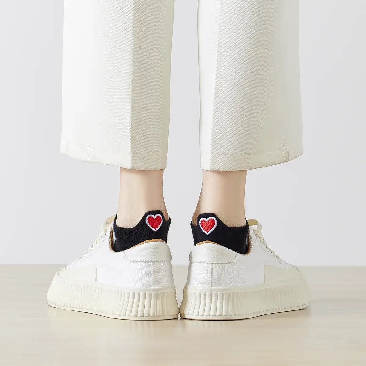 Chaussettes noir en coton à languette cœur rouge pour femme | Chaussettes douces et respirantes | Fabriquées à partir de matériaux de haute qualité | Un cadeau parfait pour les femmes de tous âges