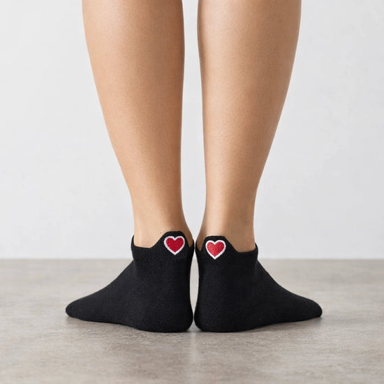 Chaussettes noires en coton à languette cœur rouge pour femme | Chaussettes douces et respirantes | Fabriquées à partir de matériaux de haute qualité | Un cadeau parfait pour les femmes de tous âges
