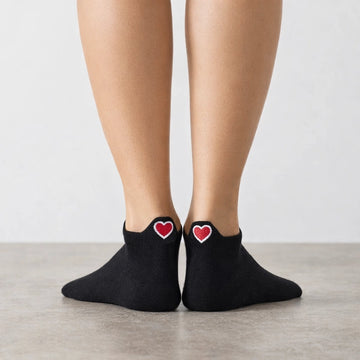 Chaussettes noires en coton à languette cœur rouge pour femme | Chaussettes douces et respirantes | Fabriquées à partir de matériaux de haute qualité | Un cadeau parfait pour les femmes de tous âges