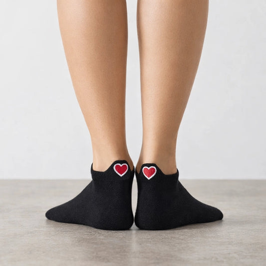 Chaussettes noires en coton à languette cœur rouge pour femme | Chaussettes douces et respirantes | Fabriquées à partir de matériaux de haute qualité | Un cadeau parfait pour les femmes de tous âges
