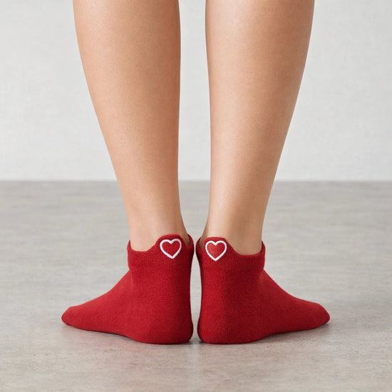 Chaussettes rouges en coton à languette cœur rouge pour femme | Chaussettes douces et respirantes | Fabriquées à partir de matériaux de haute qualité | Un cadeau parfait pour les femmes de tous âges