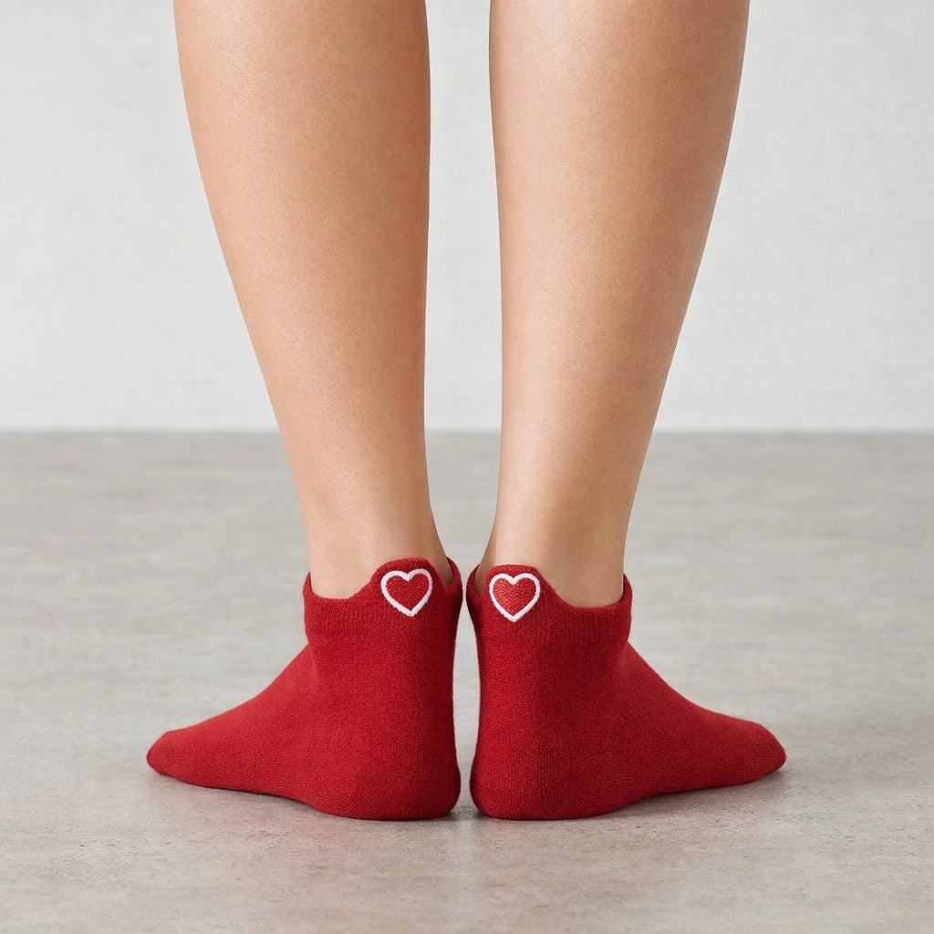 Chaussettes rouges en coton à languette cœur rouge pour femme | Chaussettes douces et respirantes | Fabriquées à partir de matériaux de haute qualité | Un cadeau parfait pour les femmes de tous âges