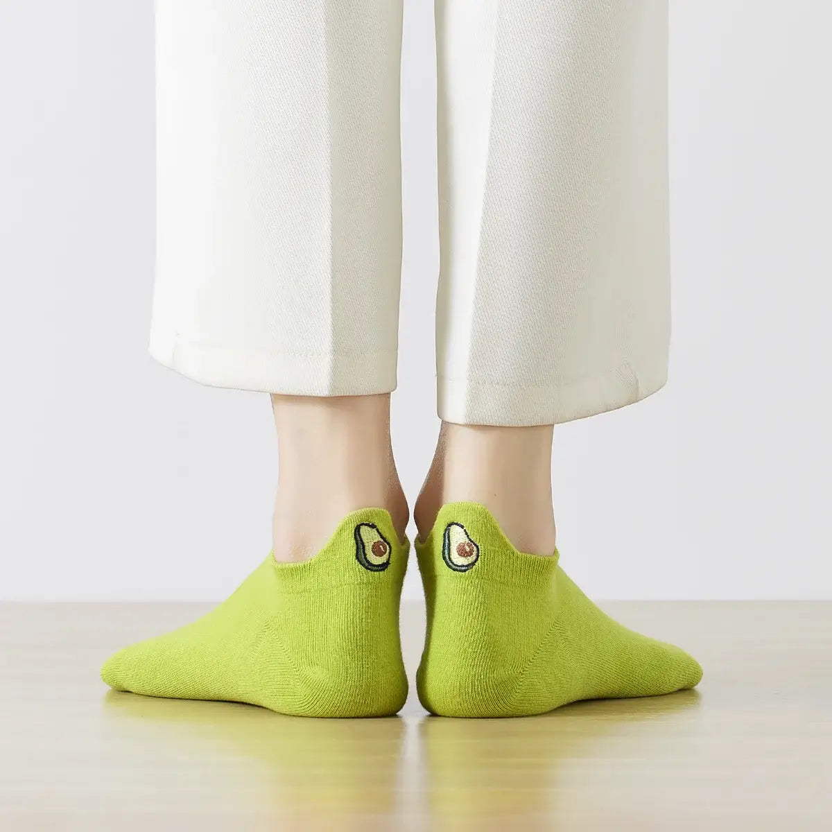 Chaussettes languette vertes, motif avocat brodé sur la languette 