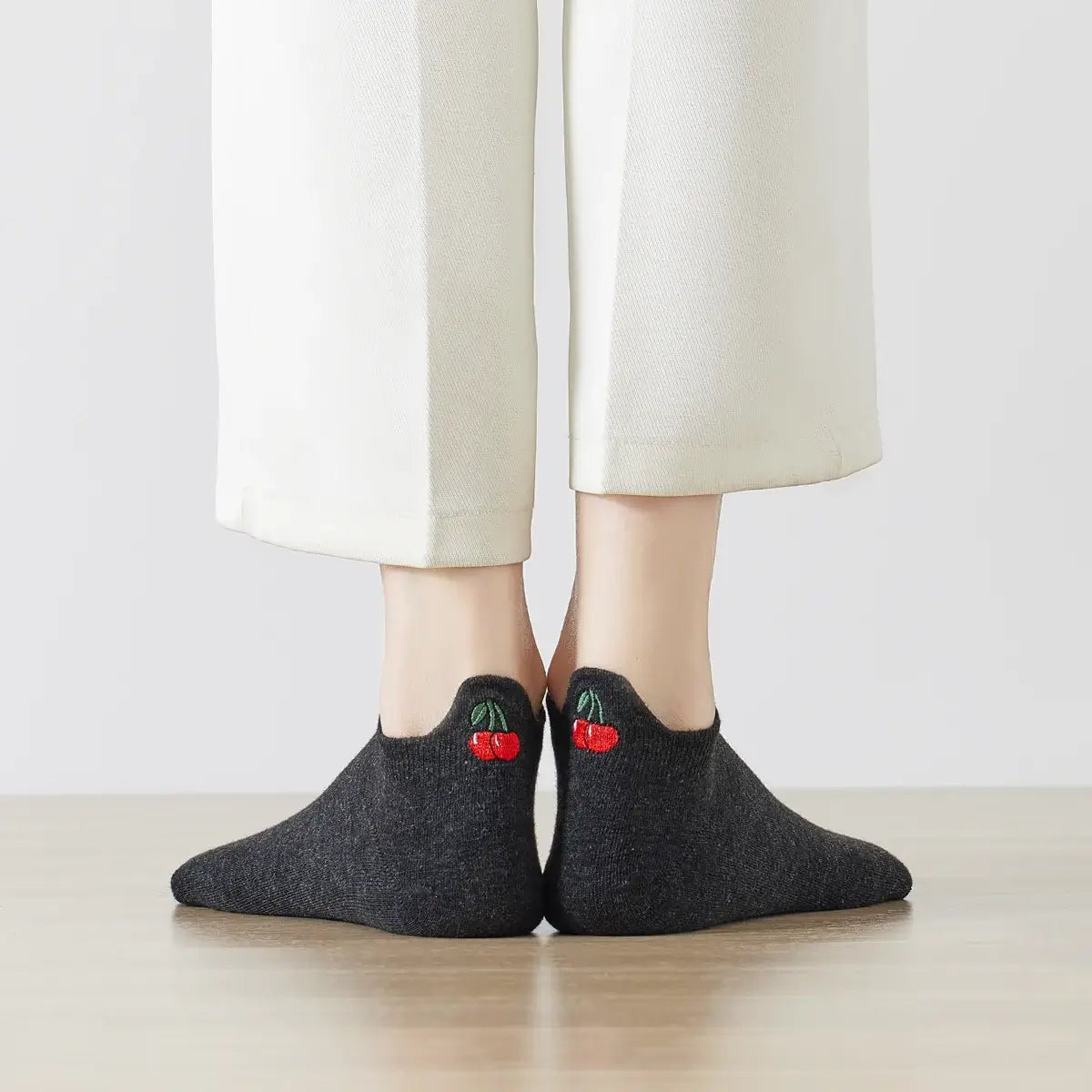 Chaussettes languette gris chiné, motif cerise brodé sur la languette 