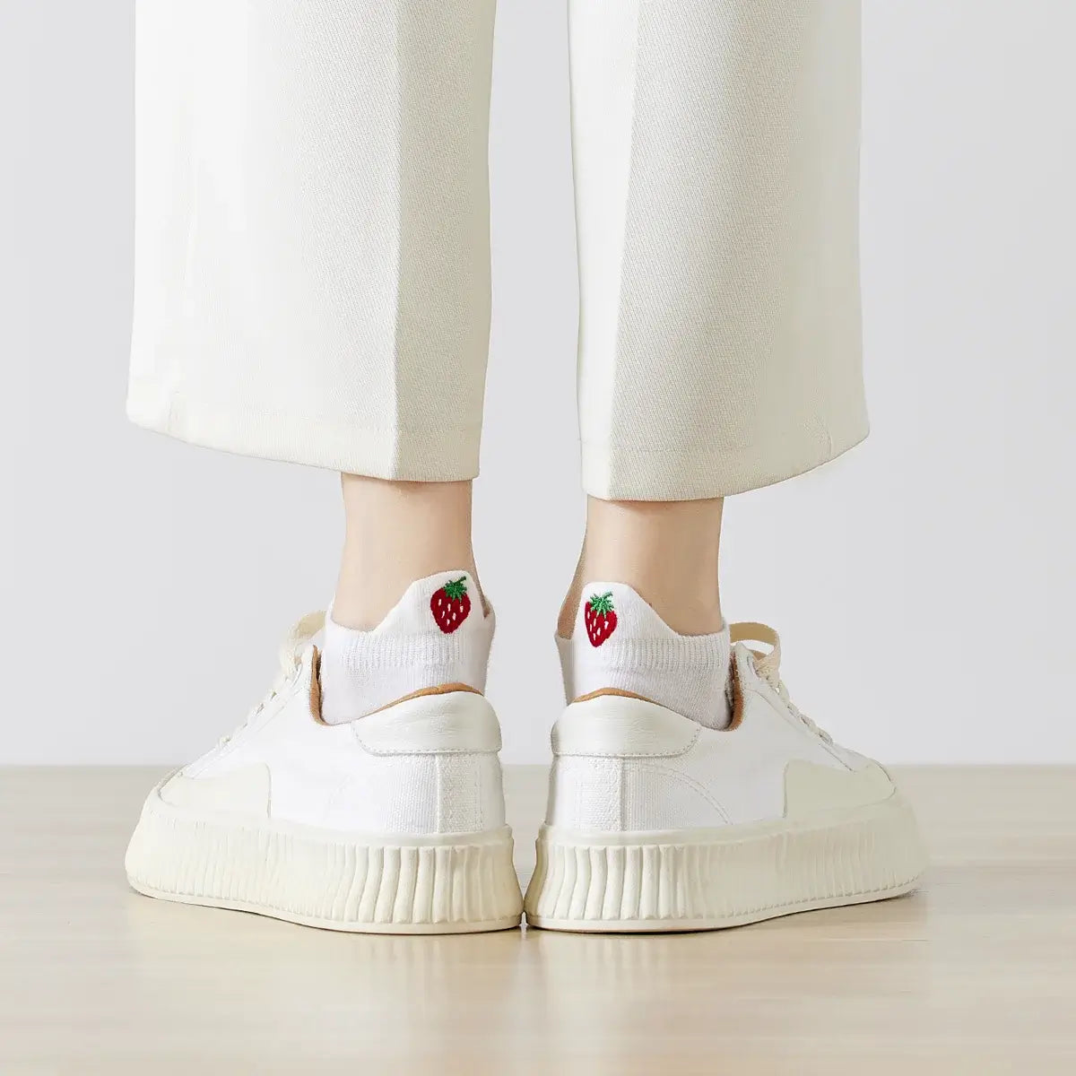 Chaussettes languette blanches, motif fraise brodé sur la languette 