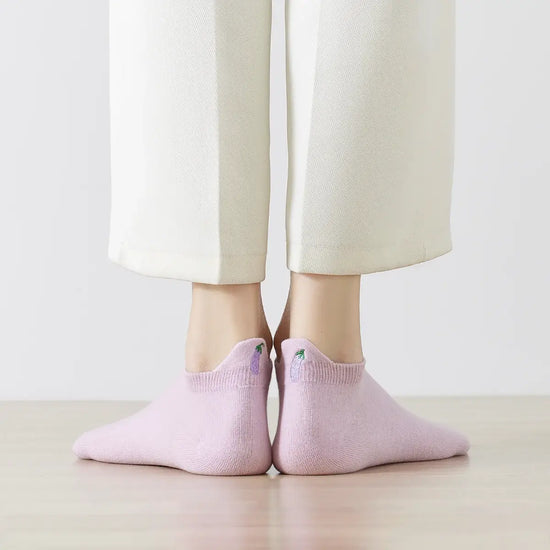 Chaussettes languette roses, motif aubergine brodé sur la languette 