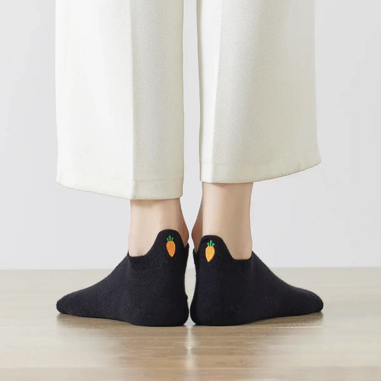 Chaussettes languette noires, motif carotte brodé sur la languette 