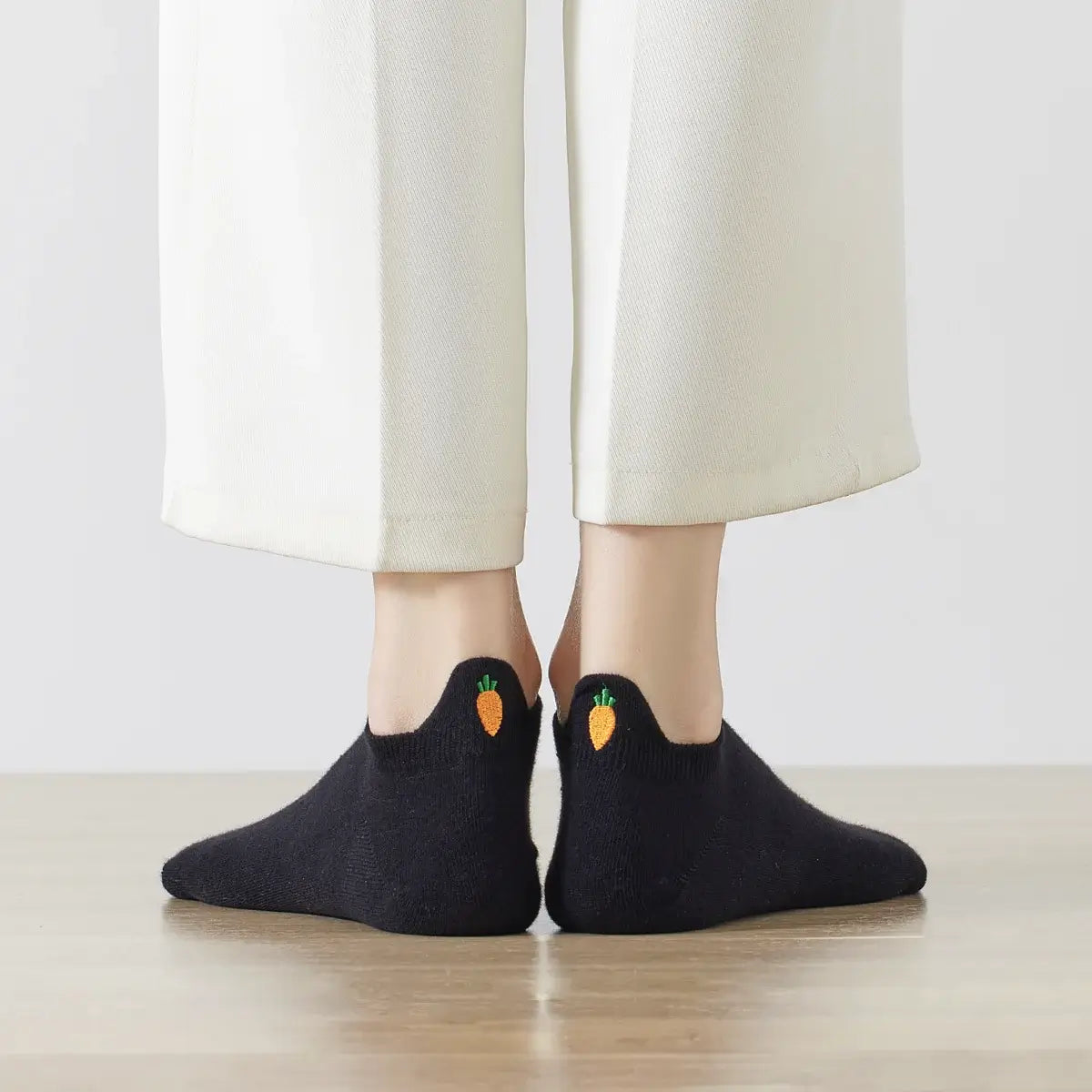 Chaussettes languette noires, motif carotte brodé sur la languette 