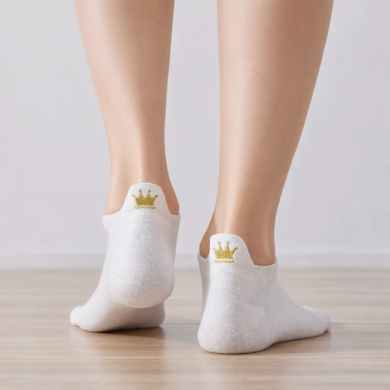 Chaussettes languette, motif couronne brodé au fil doré sur la languette, disponible en noir, rose, bleu, beige et blanc