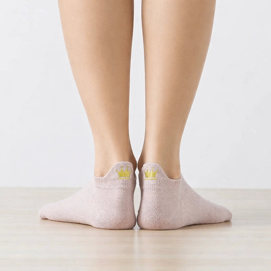 Chaussettes languette, motif couronne brodé au fil doré sur la languette, disponible en noir, rose, bleu, beige et blanc