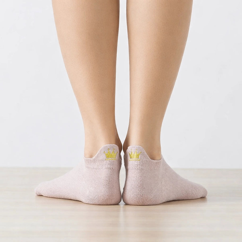 Chaussettes languette, motif couronne brodé au fil doré sur la languette, disponible en noir, rose, bleu, beige et blanc
