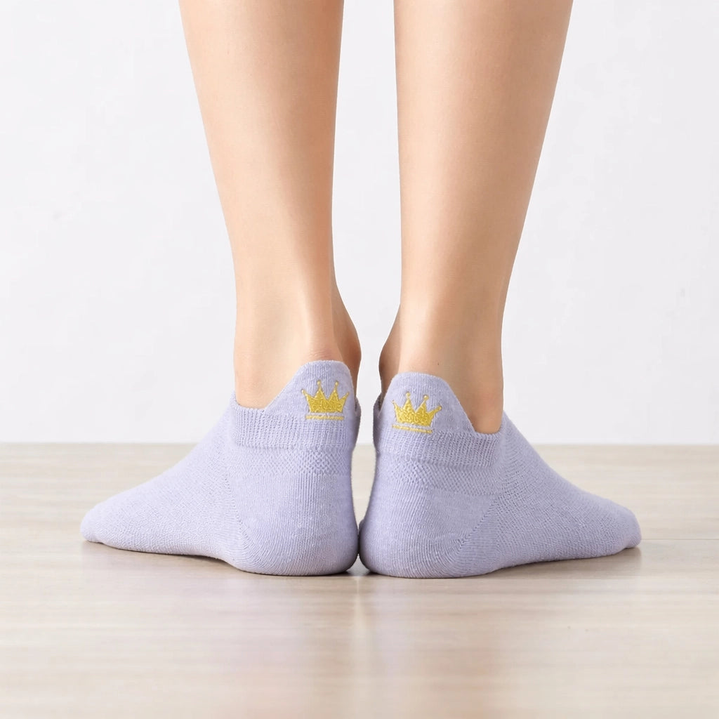 Chaussettes languette, motif couronne brodé au fil doré sur la languette, disponible en noir, rose, bleu, beige et blanc