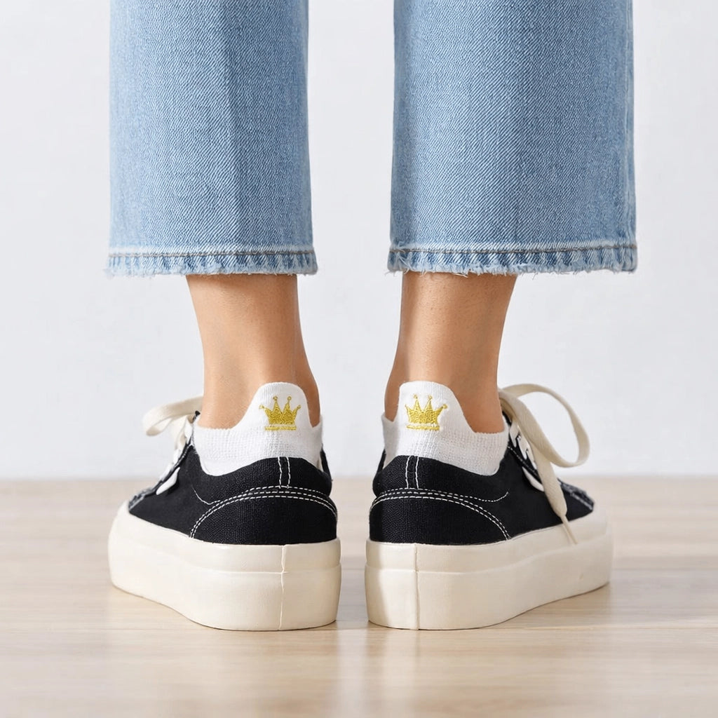 Chaussettes languette, motif couronne brodé au fil doré sur la languette, disponible en noir, rose, bleu, beige et blanc