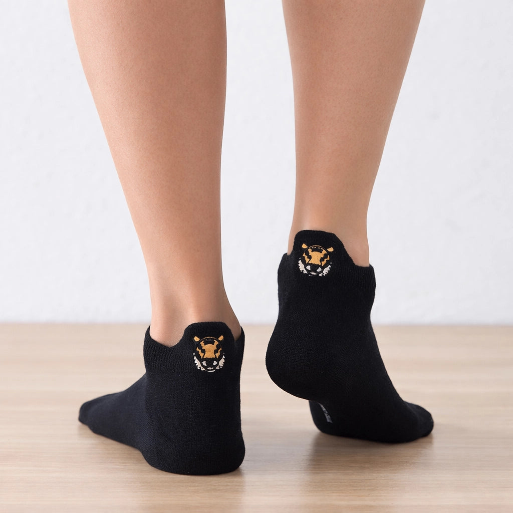 Chaussettes languette noires en coton doux I Broderie tête de tigre sur la languette 