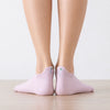 Chaussettes languette roses, motifs aubergines brodés sur la languette 