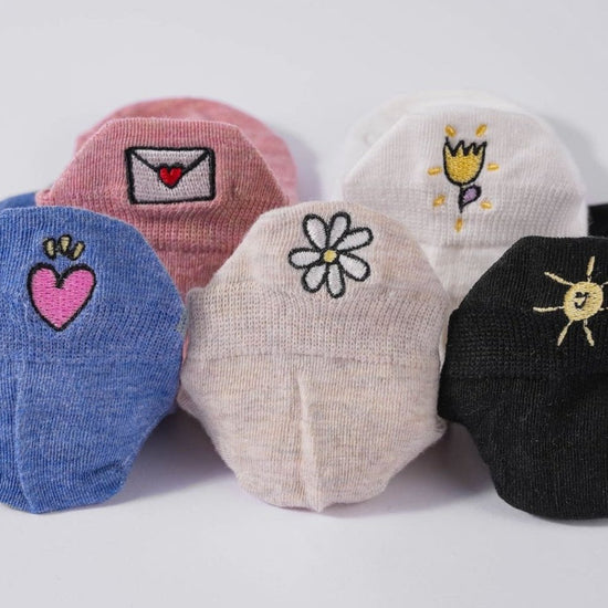 Chaussettes basses femme à languette avec broderie fleur, cœur, tulipe ou soleil. Maintien parfait. Taille 35-41. Douces, gaies et confortables.